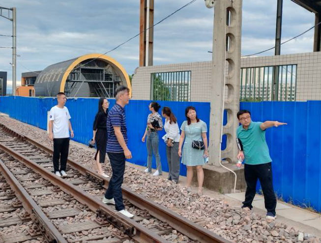 铁道电信学院筹备领导小组检查比赛场地.jpg