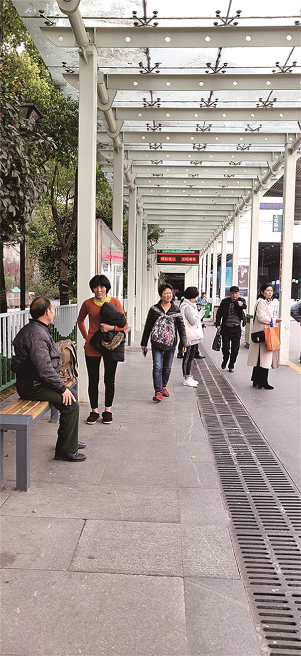 安装条登的高铁站东广场.jpg