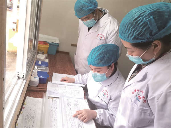 李海燕（中）在落实每一项工作细节.jpg