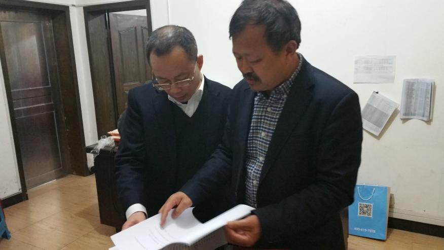 2016年，刘树高与长沙抗战研究会会长何誉军交流抗战历史.png