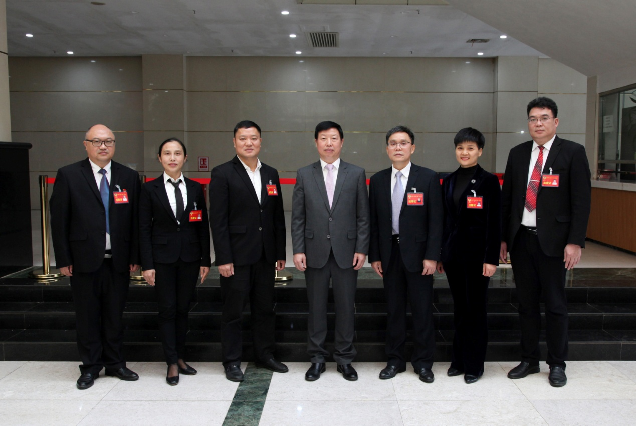 左起：秘书长周文毅，副主席袁春芬、赵吉永，主席吴新波，副主席尹国军、肖红梅、朱文登.png