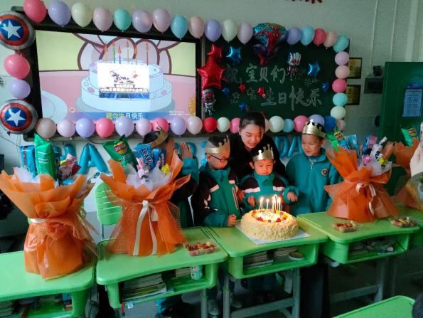 湘江新区金海学校小学部学生与老师共度生日.png