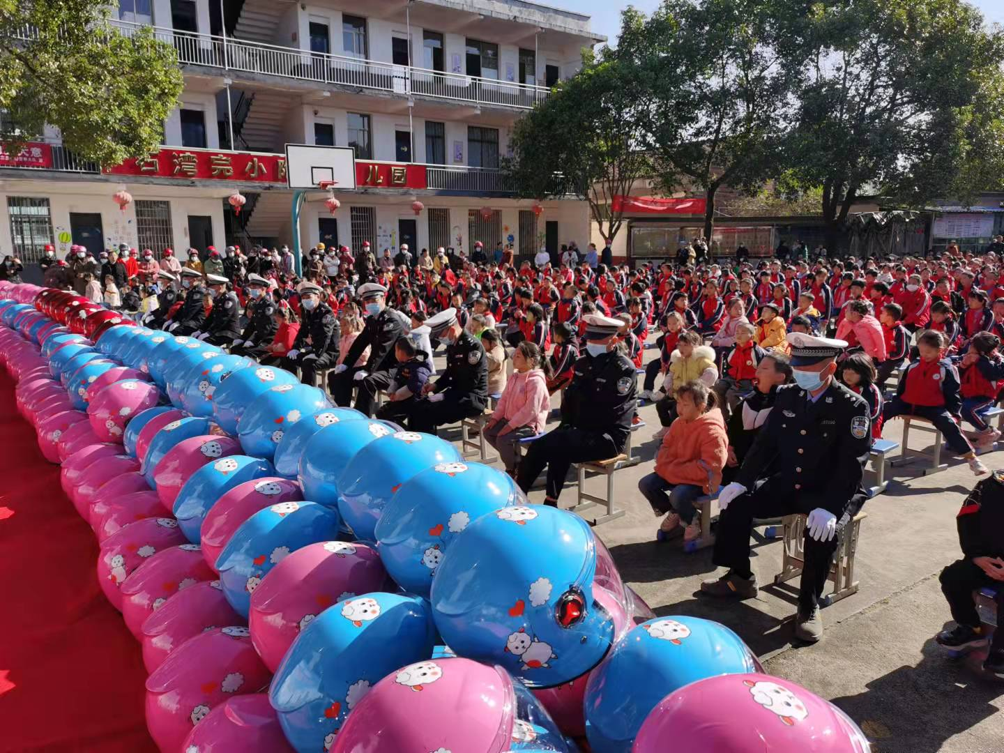 衡东，安全头盔送入校.png
